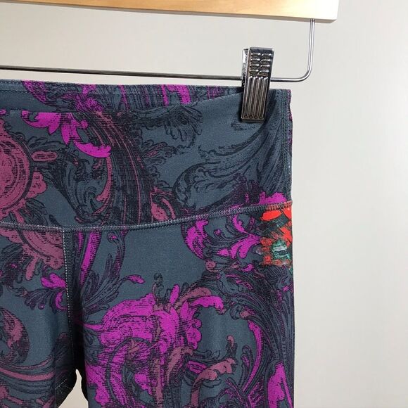 Fabletics • Salar Printed Powerhold Capri Legging - Picture 2 of 5